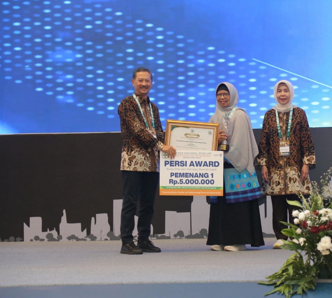 HARUMKAN DAERAH: Direktur RS Mutiara Sukma dr Wiwin Nurhasida (tengah) menerima penghargaan Juara 1 PERSI Award - MAKERSI Award 2025 kategori Kode Etik dan Perilaku Rumah Sakit dari Ketua PERSI Pusat.