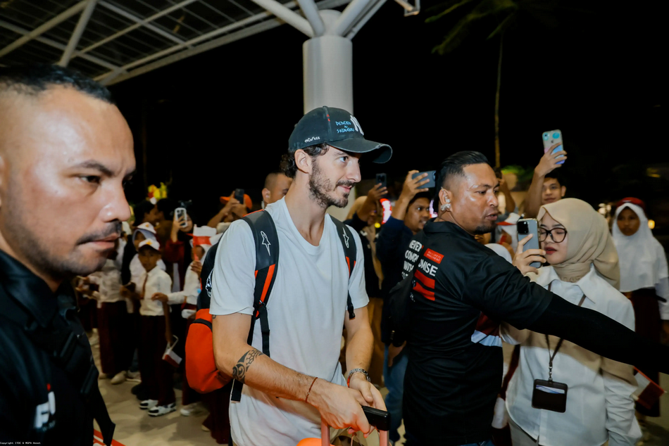 Francesco &ldquo;Pecco&rdquo; Bagnaia, pembalap dari tim Ducati Lenovo Team, tiba di Bandara Udara Internasional Zainuddin Abdul Madjid (BIZAM) pada Senin petang (29/9).