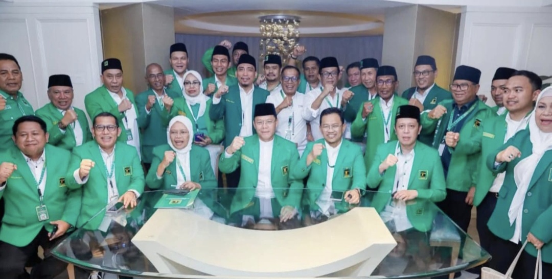 Para ketua DPW PPP bersama ketua umum PPP terpilih Muhamad Mardiono usai aklamasi dalam Muktamar X PPP, di Ancol, Jakarta, Sabtu malam (27/9).