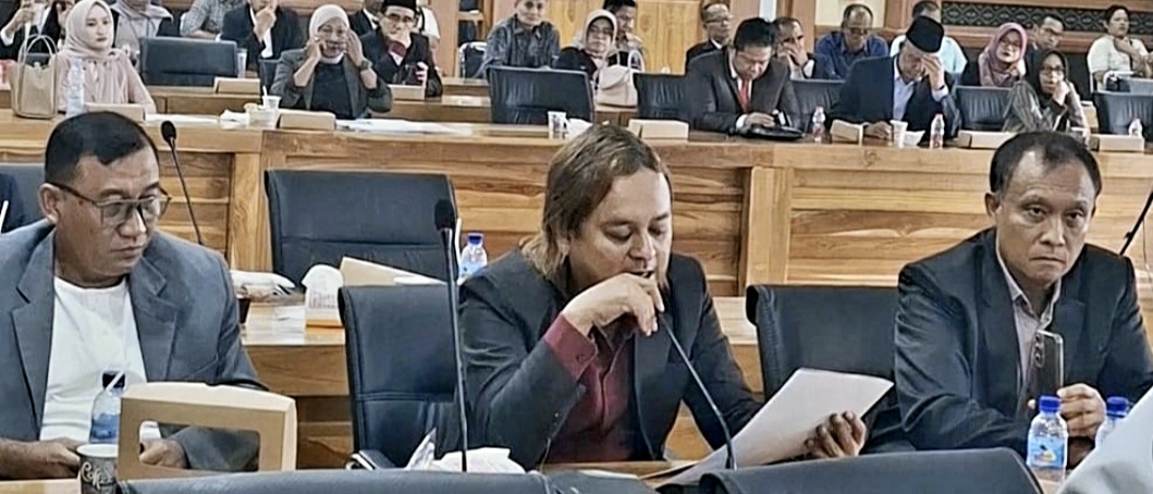 Anggota DPRD NTB dari PDIP menyampaikan nota keberatan atas P-APBD 2025. Dari kiri ke kanan (Raden Nuna Abriadi, Abdul Rahim, Made Slamet).