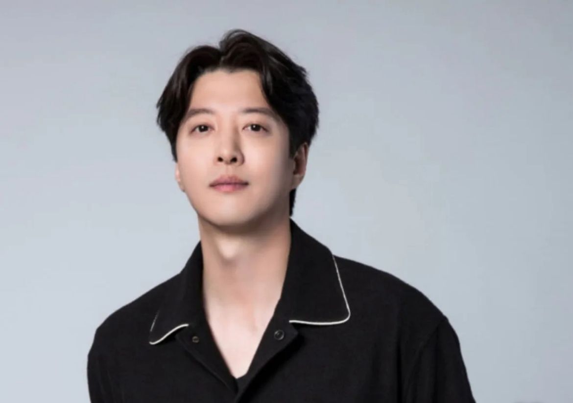 Aktor lee dong gun ternyata idap penyakit langka bernama ankylosing spondylitis yang hanya menyerang sekitar 1 persen populasi Korea Selatan.