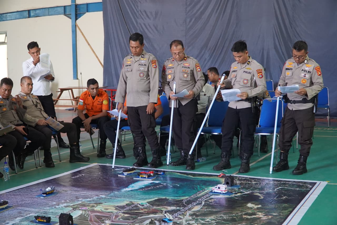 Ditpolairud Polda NTB menggelar Tactical Floor Game sebagai simulasi strategi pengamanan Operasi Mandalika Rinjani 2025.