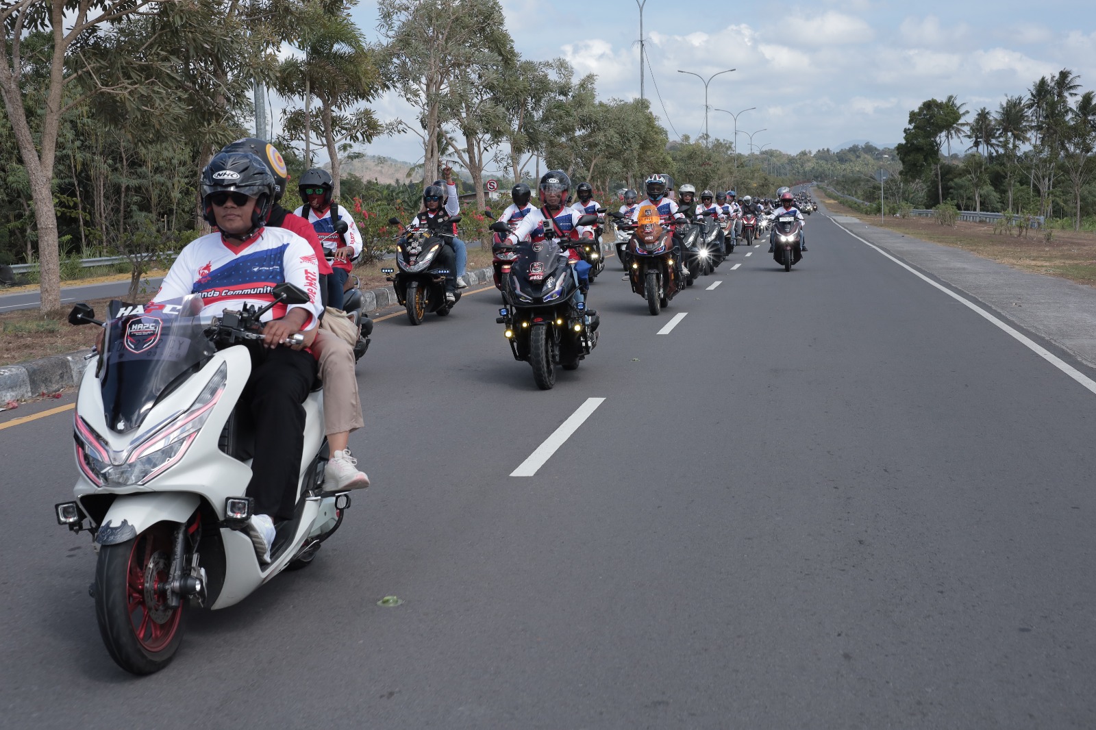 Riding gear memiliki peran penting untuk melindungi tubuh dari risiko benturan atau gesekan jika terjadi insiden.