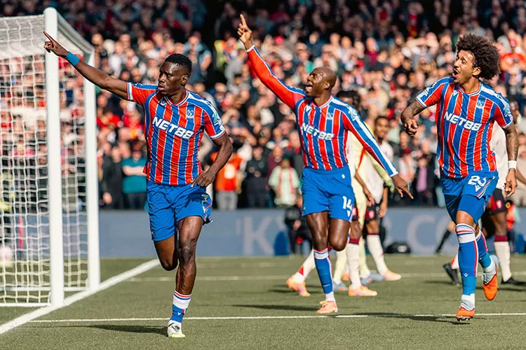Crystal Palace catat rekor 18 laga tak terkalahkan. Tim non-Big Six ini tampil mengejutkan dengan taktik solid Oliver Glasner.