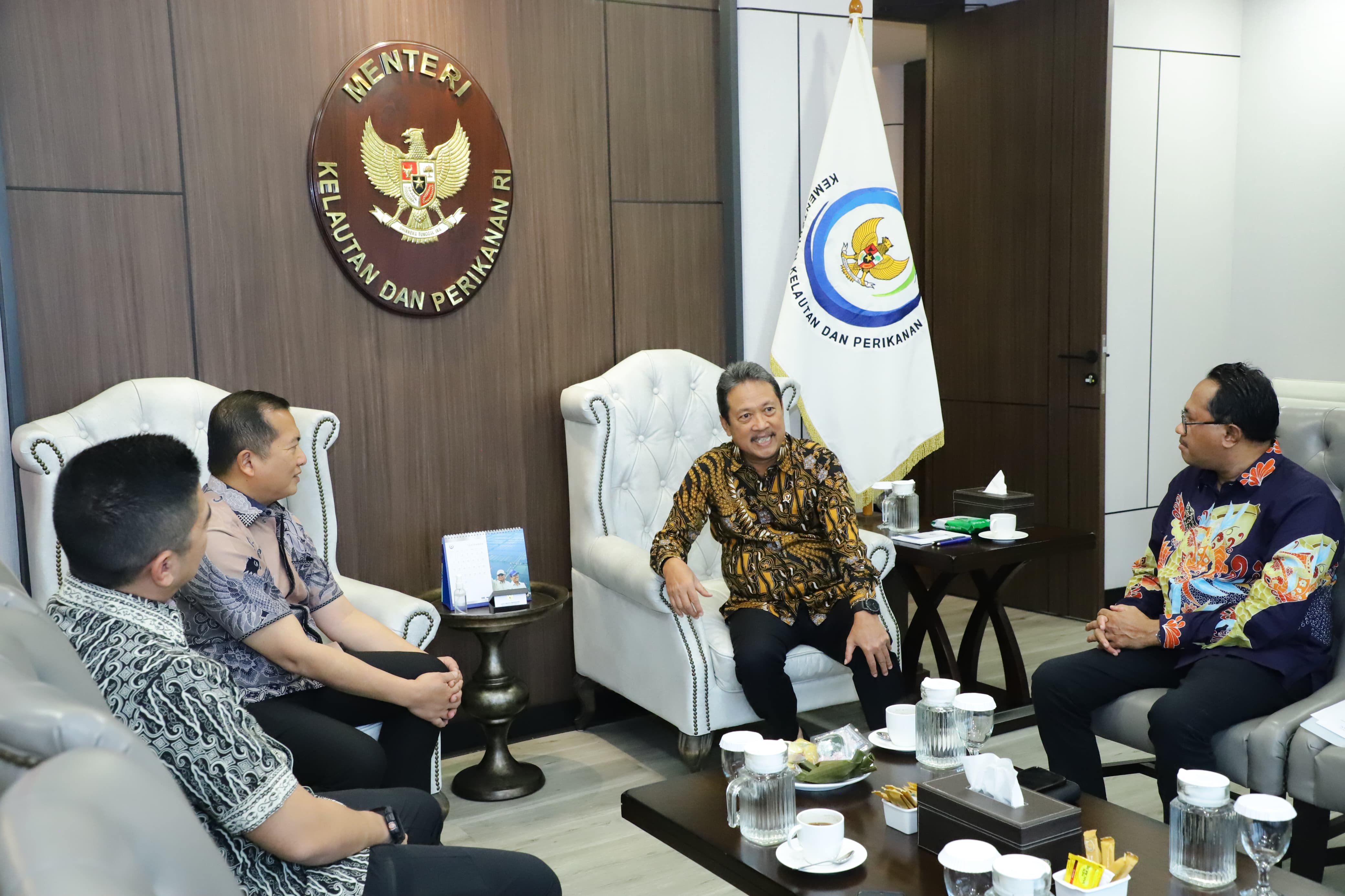 Gubernur NTB Lalu Muhamad Iqbal (dua kiri) dan Kepala Dislutkan NTB Muslim (kanan) berbincang dengan Menteri KKP Sakti Wahyu Trenggono, Jumat (26/9).