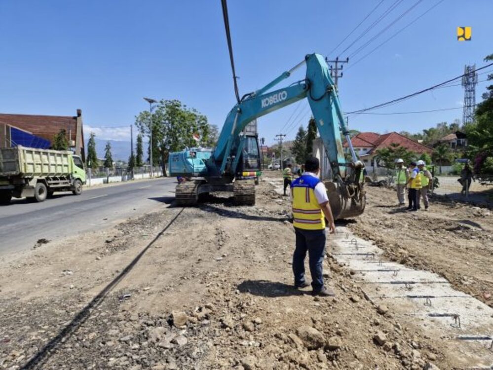 Jalan nasional sepanjang 120 Km di Bima mulai diperbaiki. (Dok Kementerian PU)