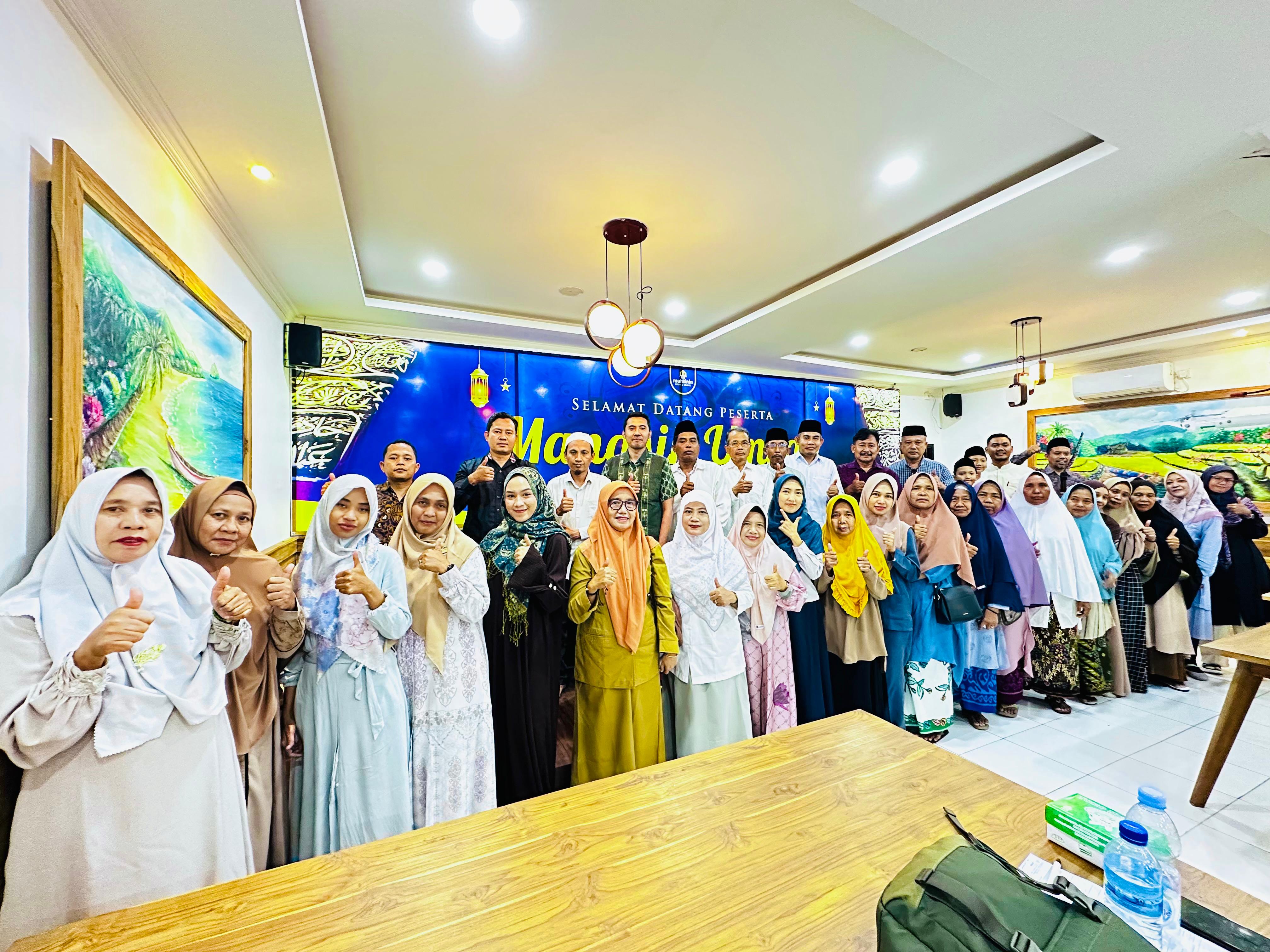 SIAP BERANGKAT: Jamaah umrah Muhsinin Tour and Travel berfoto bersama usai menjalani manasik, Senin (29/9).