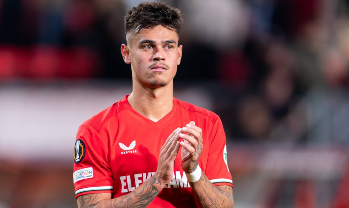 Mees Hilgers batal ke Serie A karena FC Twente tak menurunkannya saat lawan Udinese. Kini ia terkatung di Enschede tanpa menit bermain.