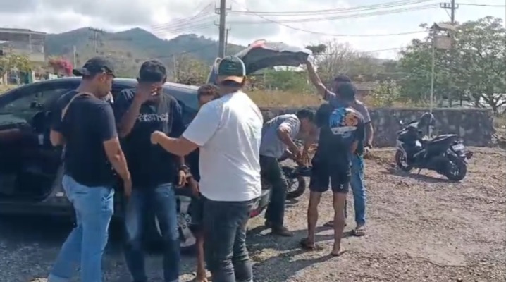 Anggota Polsek Asakota menangkap lima kawanan pembobol gudang obat-obatan pertanian, Jumat (26/9).
