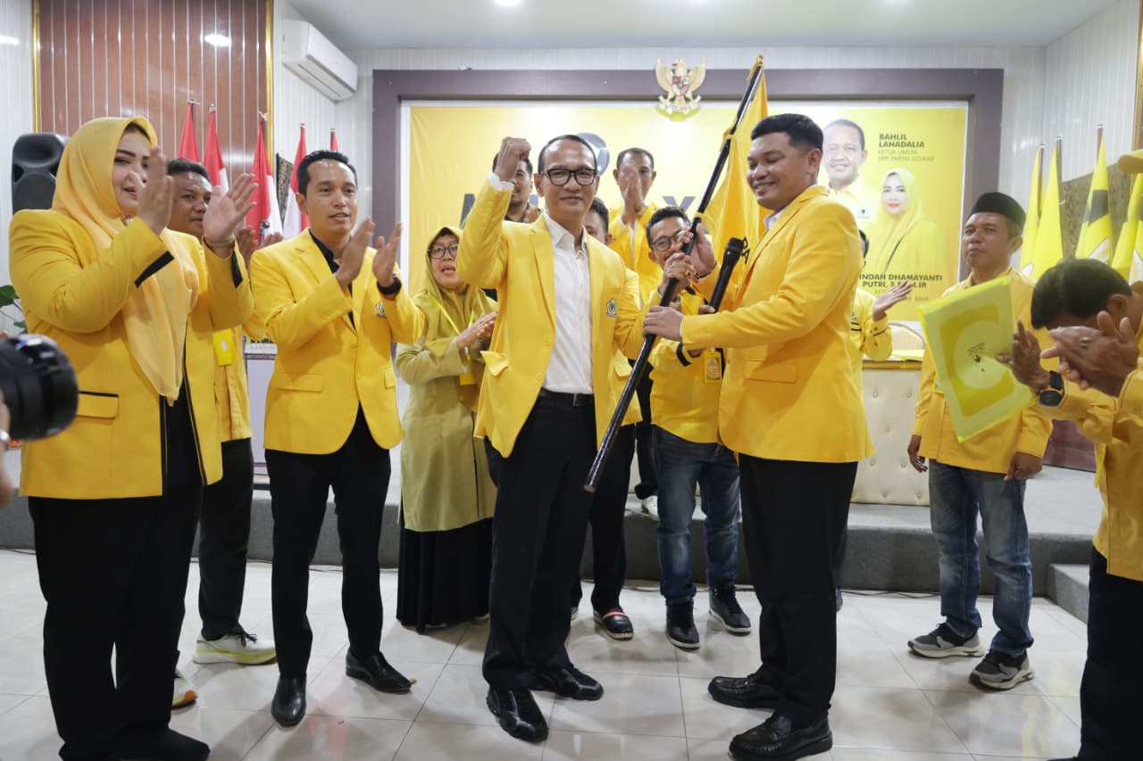 Ketua DPD Golkar NTB H Mohan Roliskana menyerahkan pataka Golkar kepada M Putera Feriyandi alias Dae Yandi  dalam Musda Golkar Kabupaten Bima di Bima Senin (29/9).
