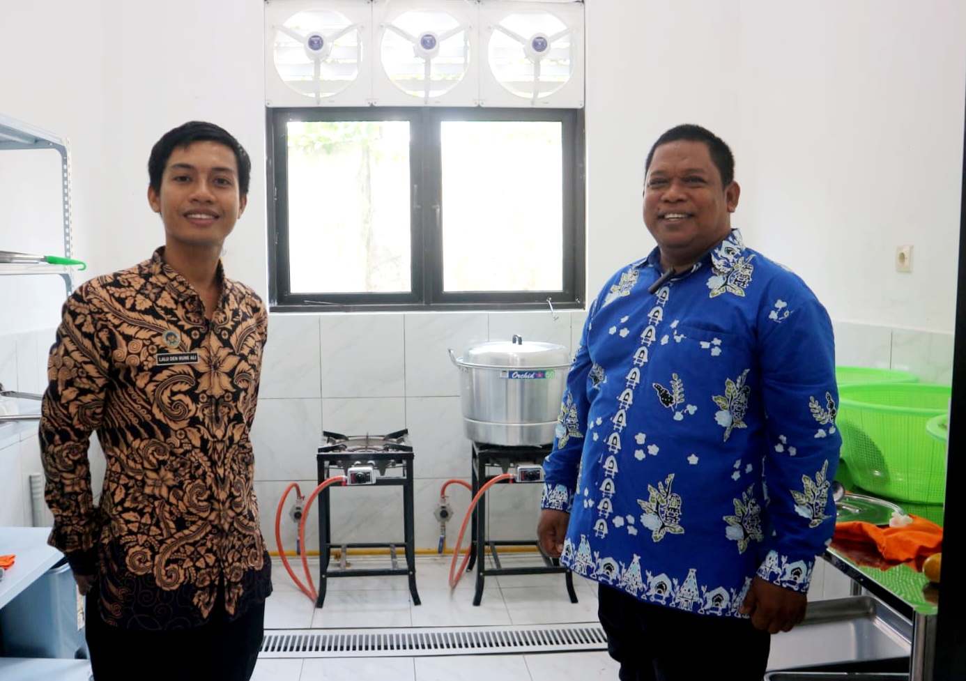 SIAPKAN MBG: Ketua Yayasan Agniya Hariyanto dan Kepala SPPG Lalu Den Nune Ali menunjukkan salah satu area dapur MBG di Montong Are, Kediri Lombok Barat.
