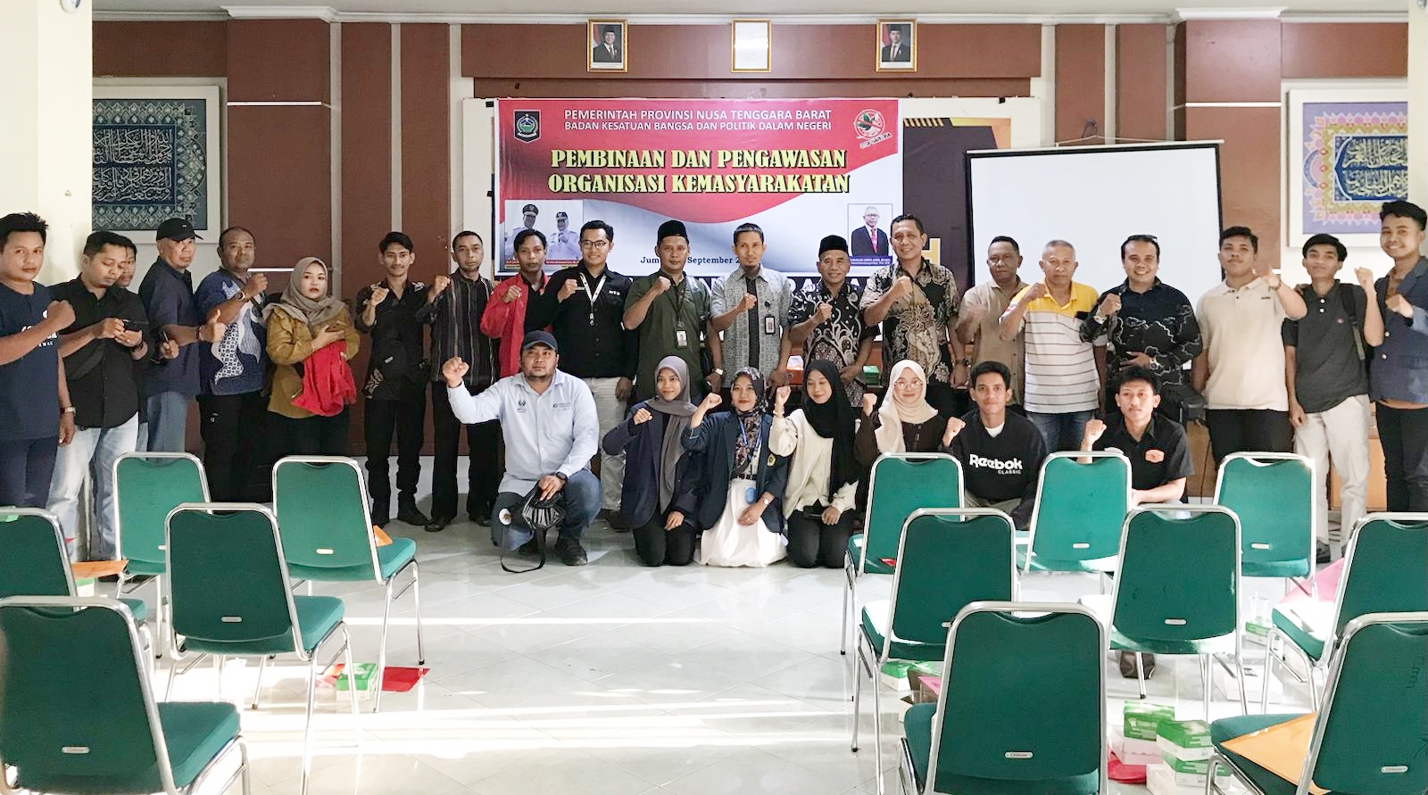 Para peserta dan narasumber dalam kegiatan pembinaan dan pengawasan ormas yang digelar Bakesbangpoldagri NTB, pada Jumat (26/9).