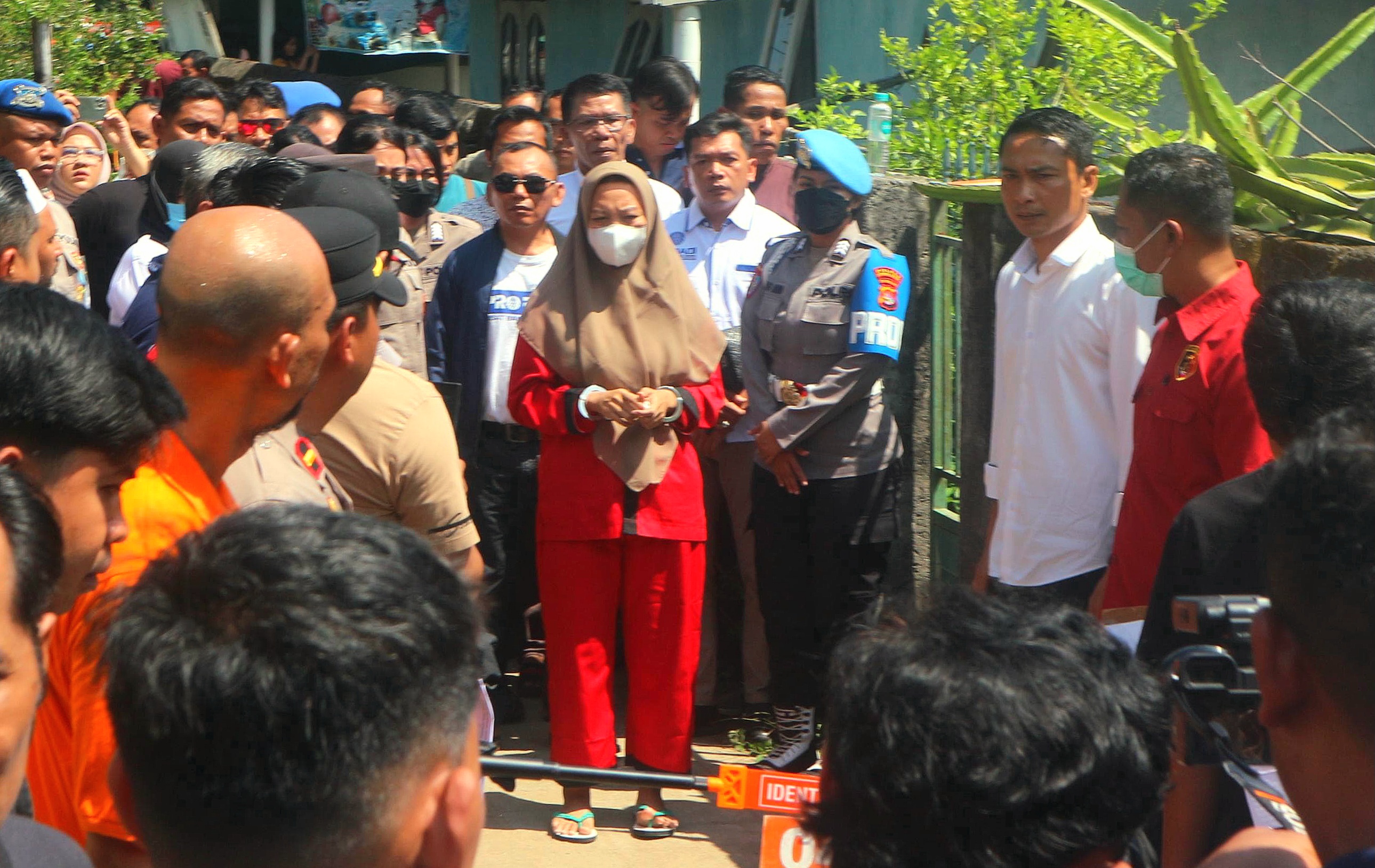 TERSANGKA: Brigadir Rizka Sintiyani, tersangka pembunuhan suaminya almarhum Brigadir Esco Faska Rely hadir saat rekonstruksi ulang di Desa Jembatan Gantung, Lombok Barat, Senin (29/9)
