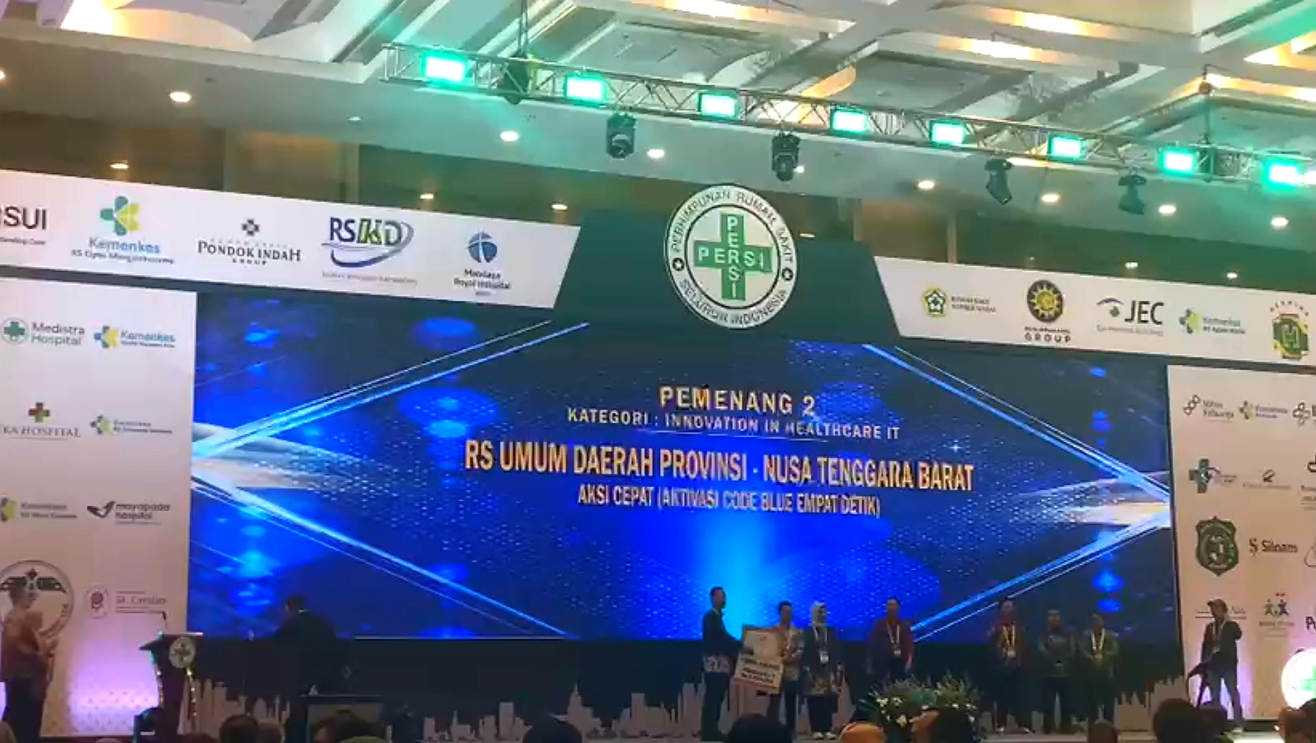 INOVATIF: Plt. Kabid Pelayanan Medis RSUP NTB dr. Adi Wira Perdhana, FISQua saat menerima piagam penghargaan dalam ajang Persi Award 2025.
