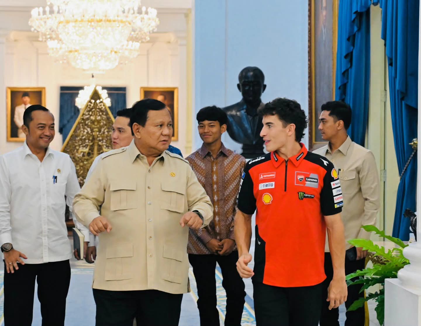 HANGAT: Presiden RI Prabowo Subianto menerima kunjungan pembalap MotoGP Marc Marquez di istana negara, Selasa (30/9).