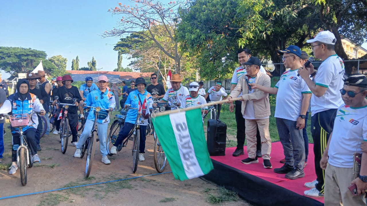 SPORT TOURISM: Bupati KLU Najmul Akhyar melepas peserta gowes di Desa Bentek, Kecamatan Tanjung, Senin
