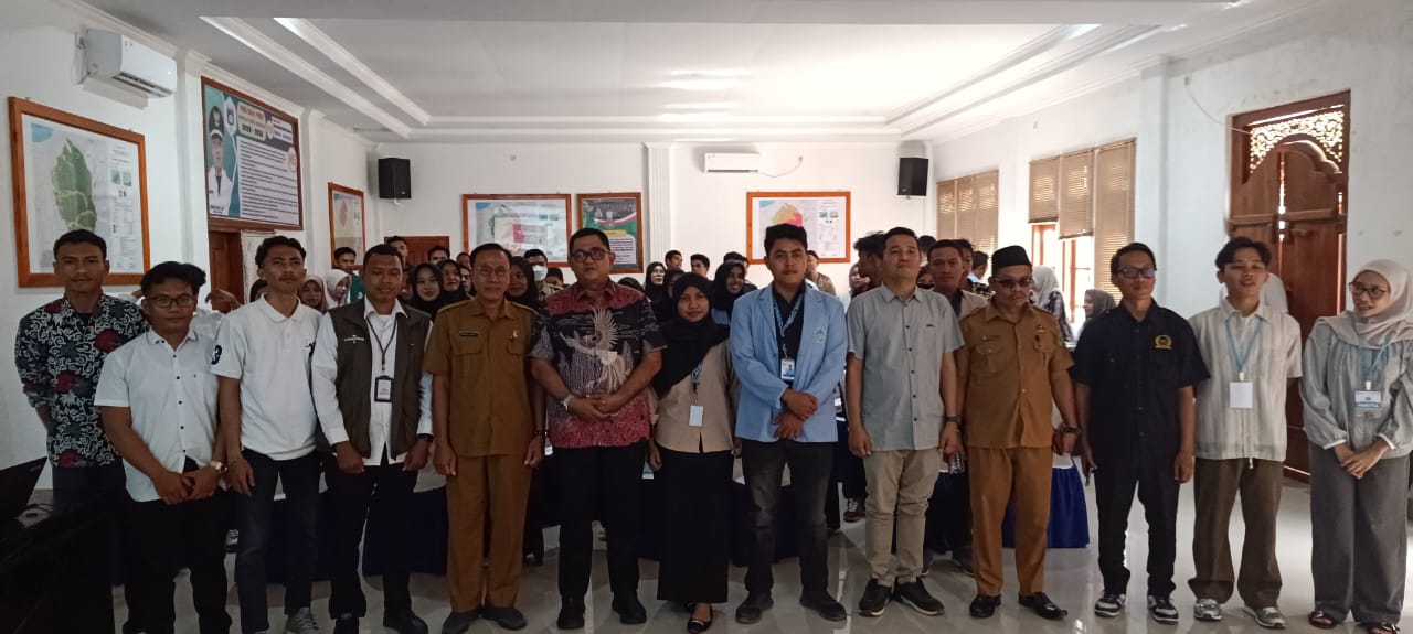 LITERASI BUDAYA: Wakil Bupati KLU Kusmalahadi (delapan dari kanan) bersama peserta Sasak Literatif