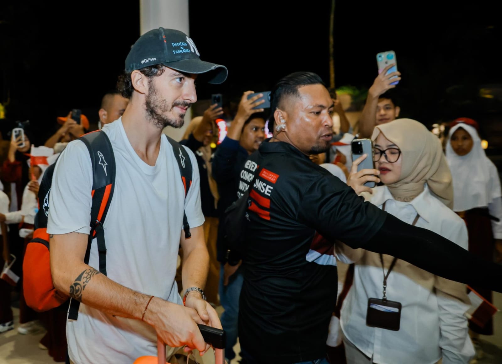 Pembalap Ducati Lenovo Team Francesco Bagnaia saat tiba di Lombok dan disabut dengan meriah oleh MGPA dan pihak BIZAM, Senin (29/9).
