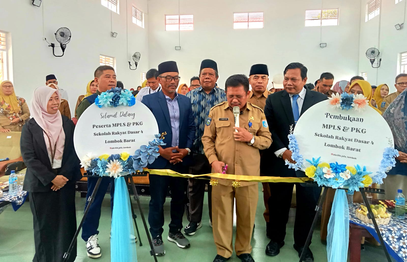 PERESMIAN: Bupati Lombok Barat Lalu Ahmad Zaini didampingi Kadisos Lalu Winengan dan Kepala Sentra Paramita Mataram Arif Rohman saat meresmikan Sekolah Rakyat Dasar 4 di SKB Gunungsari, Senin (29/9).