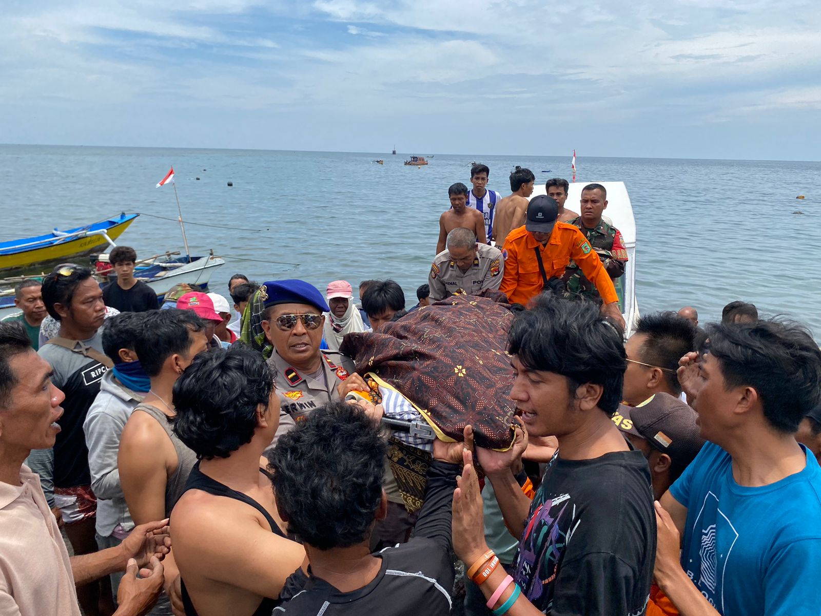 Proses evakuasi nelayan yang ditemukan meninggal saat mencari gurita di perairan Gili Meno, Lombok Utara.