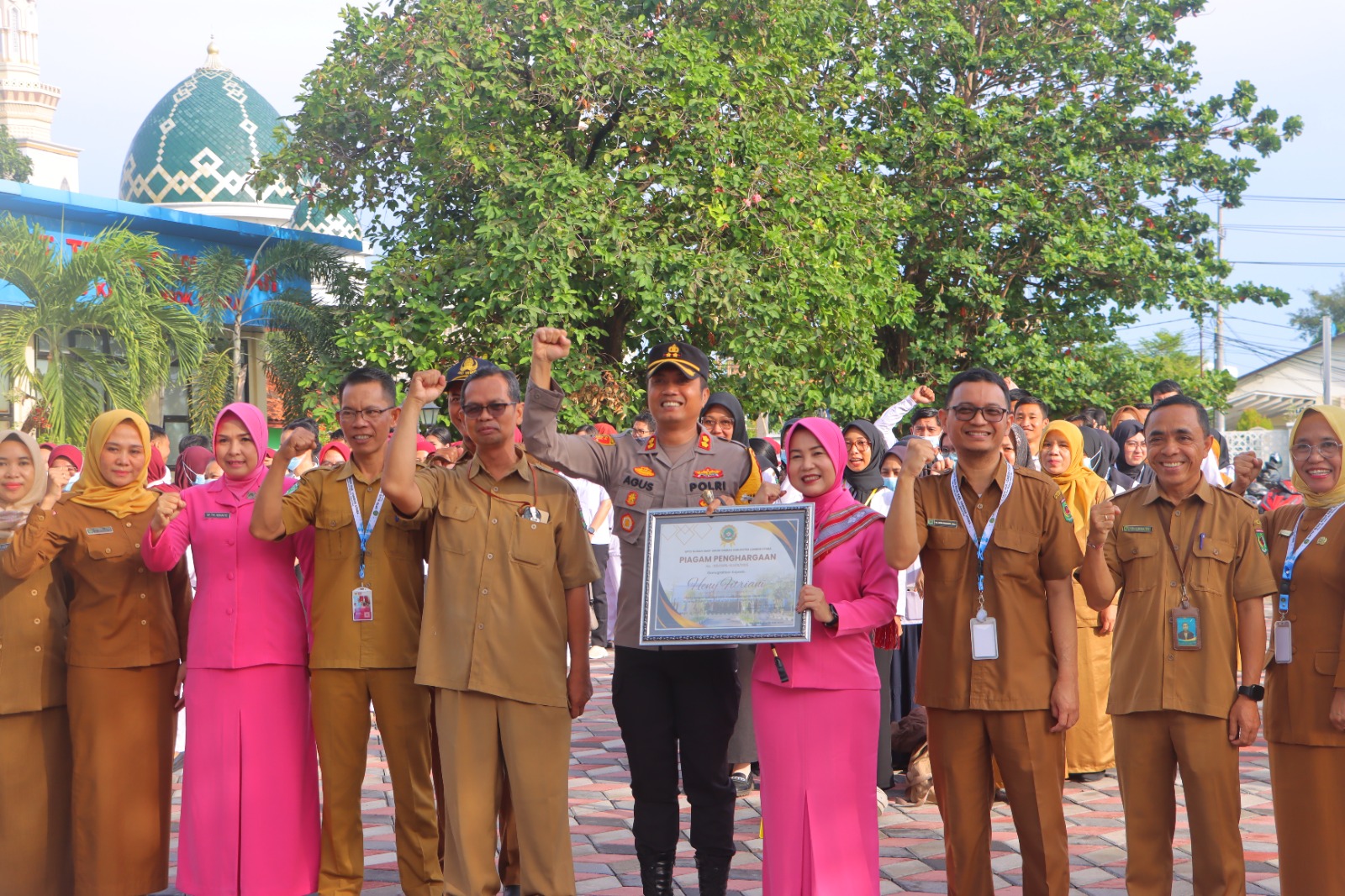 Ketua Bhayangkari Lombok Utara Ny Heny Agus Purwanta menerima penghargaan dari Direktur RSUD Lombok Utara.