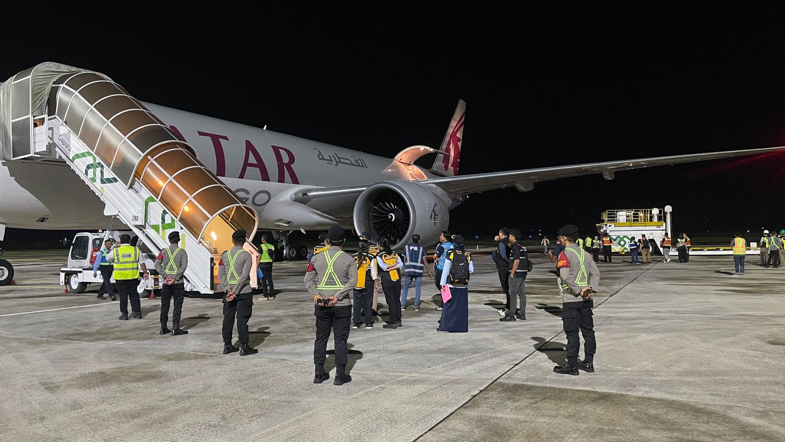 Polisi amankan kedatangan logistik MotoGP Mandalika 2025 di Bandara Lombok.