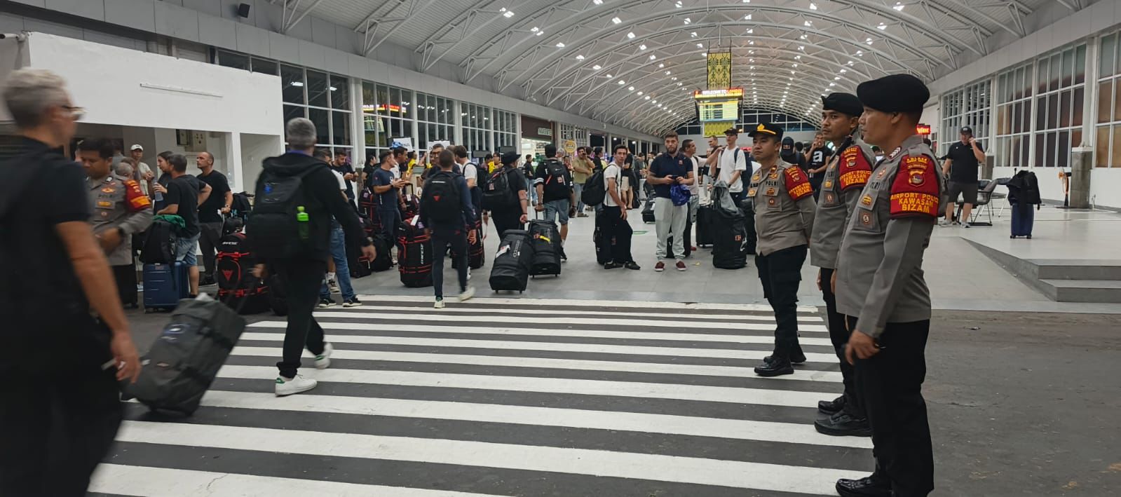 Sejumlah anggota polisi amankan kedatangan pembalap dan kru MotoGP di Bandara Lombok, Senin (29/9).