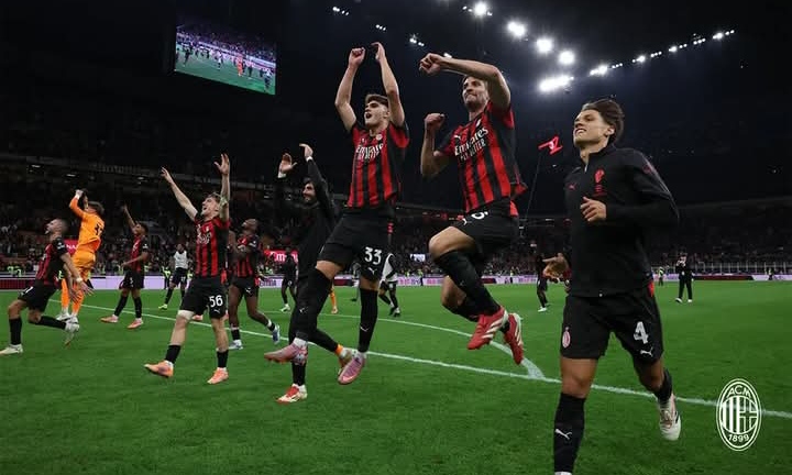 Para pemain AC Milan merayakan kemenangan 2-1 atas Napoli.