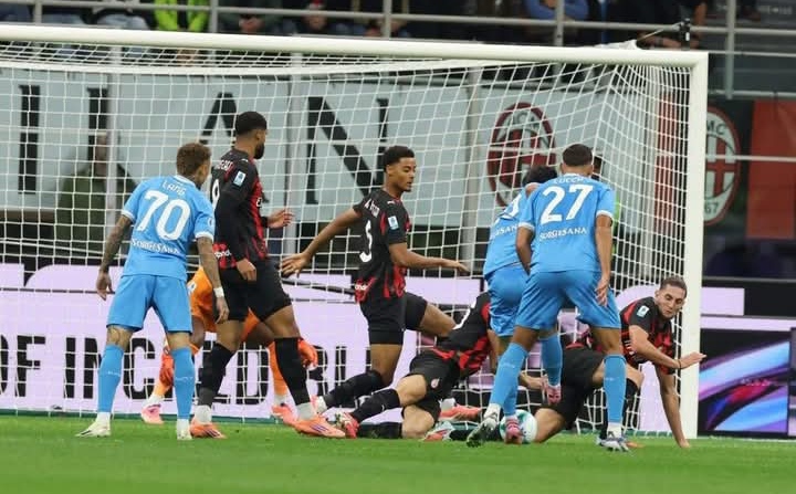 Patra pemain AC Milan jatuh bangun menghalau serangan Napoli.