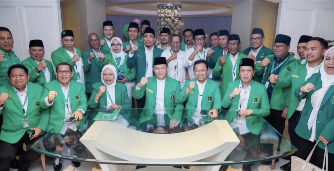 Ketua Umum PPP Muhamad Mardiono bersama 28 ketua DPW pendukung mendeklarasikan diri usai terpilih secara aklamasi dalam Muktamar X PPP, di Ancol, Jakarta, Minggu (28/9).