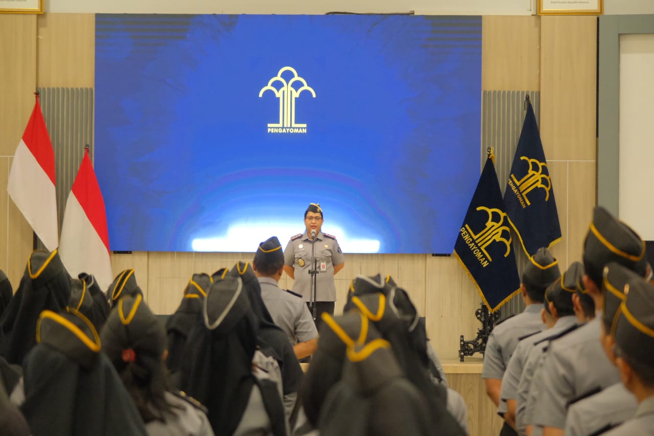 Kepala Kanwil Kemenkum NTB I Gusti Putu Milawati yang bertindak sebagai pembina apel menyampaikan amanat dengan mengajak seluruh jajaran pegawai untuk mewujudkan lingkungan kerja yang bersih dan sehat