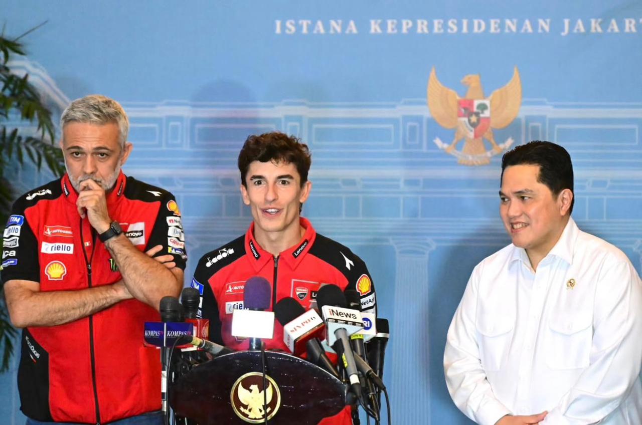Pembalap asal Spanyol, Marc Marquez (tengah) saat menghadiri jumpa pers, usai bertemu Presiden Prabowo Subianto, di Istana Merdeka, Jakarta, Selasa (30/9).