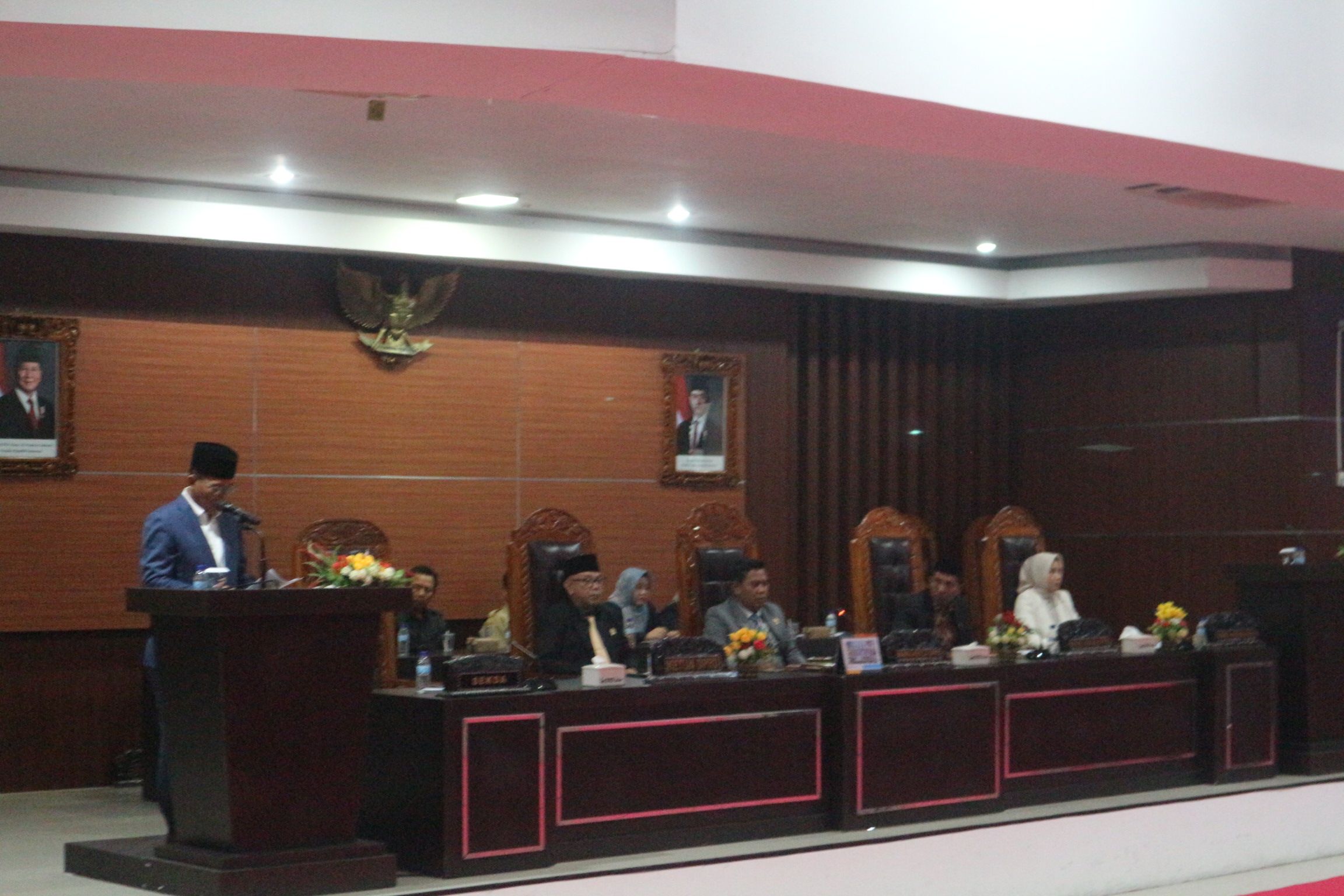 Sekda Lotim M Juaini Taofik membaca sambutan Bupati Lotim pada rapat paripurna penetapan Raperda perubahan APBD 2025, Senin (29/9).