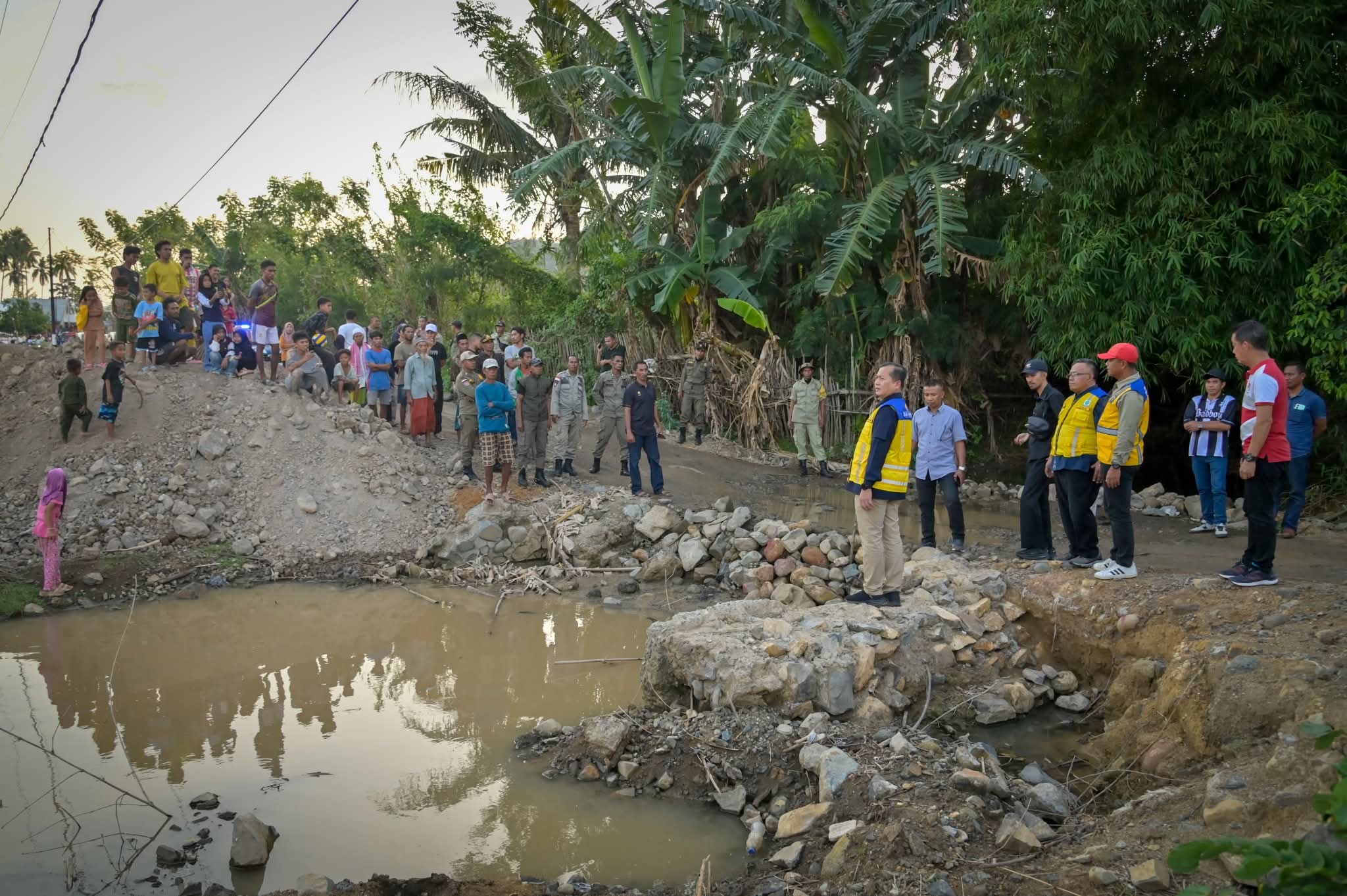 Gubernur NTB Lalu Muhamad Iqbal meninjau pembangunan jembatan di Desa Doro O&rsquo;o, Kecamatan Langgudu, Kabupaten Bima, Minggu (28/9).