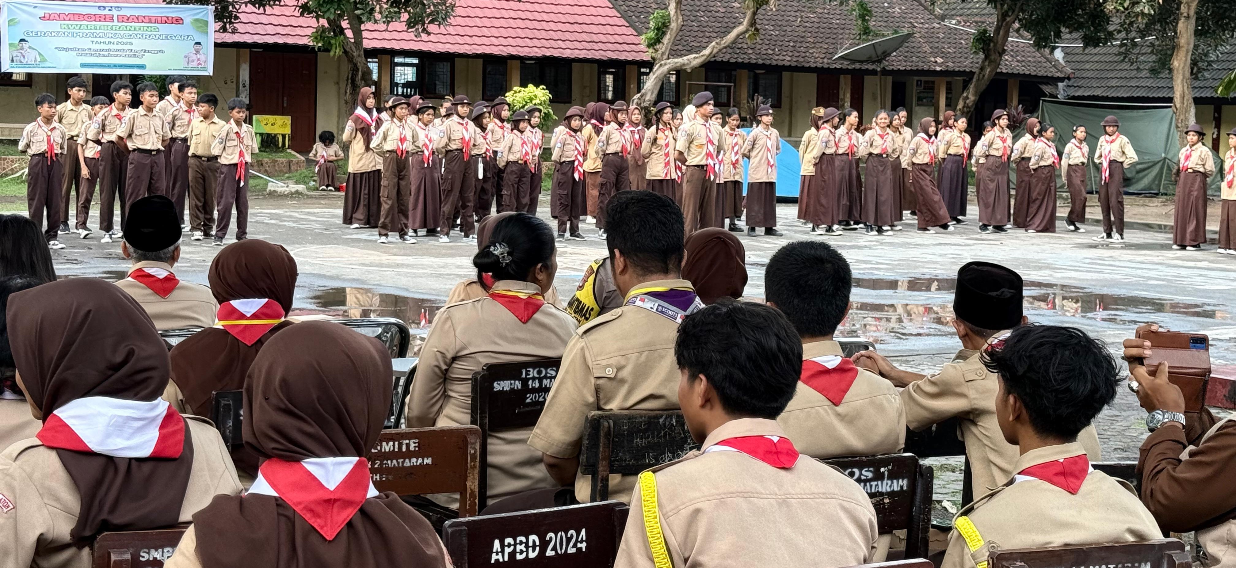 Para siswa mengikuti Jambore Ranting Cakranegara 2025 di SMPN 4 Mataram, pekan lalu. Enam sekolah ikuti jambore ranting Cakranegara.