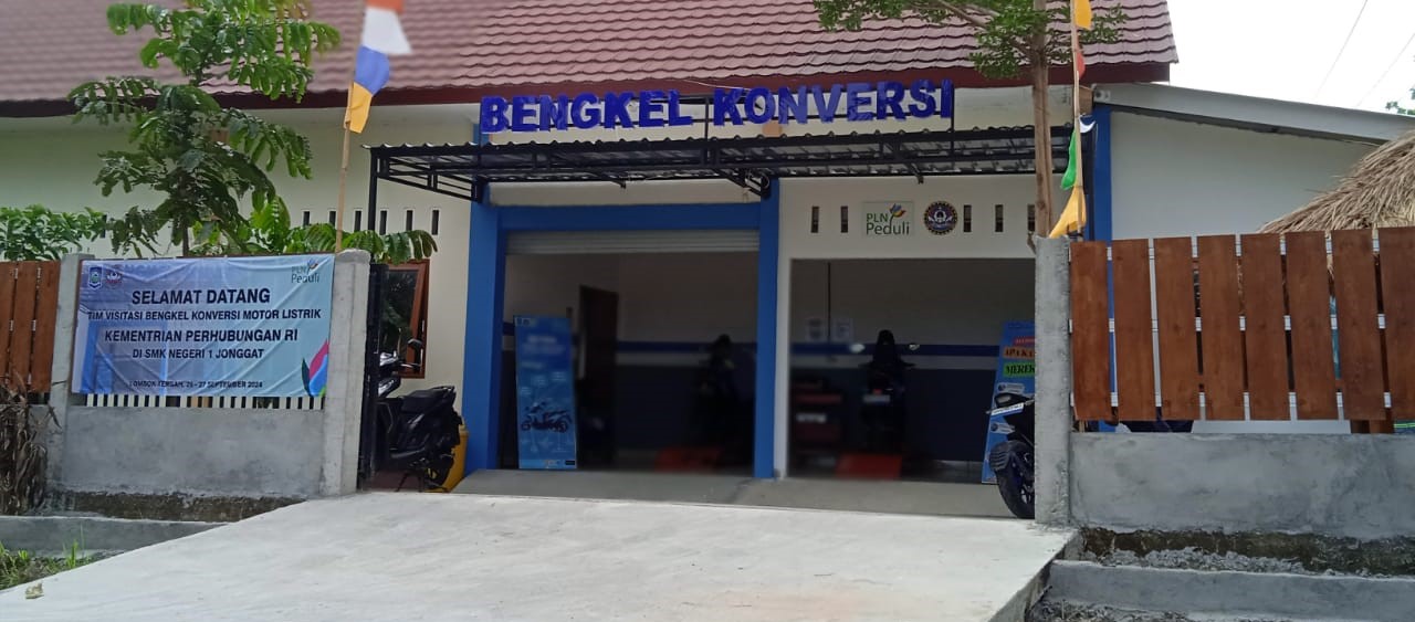 Sejumlah kendaraan di Bengkel Konversi SMKN 1 Jonggat, belum lama ini. Bengkel konversi motor listrik terbuka untuk masyarakat.