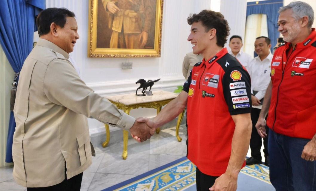 Presiden Prabowo Subianto menerima kunjungan juara dunia MotoGP, Marc M&aacute;rquez, di Istana Negara, Jakarta, Selasa (30/9).