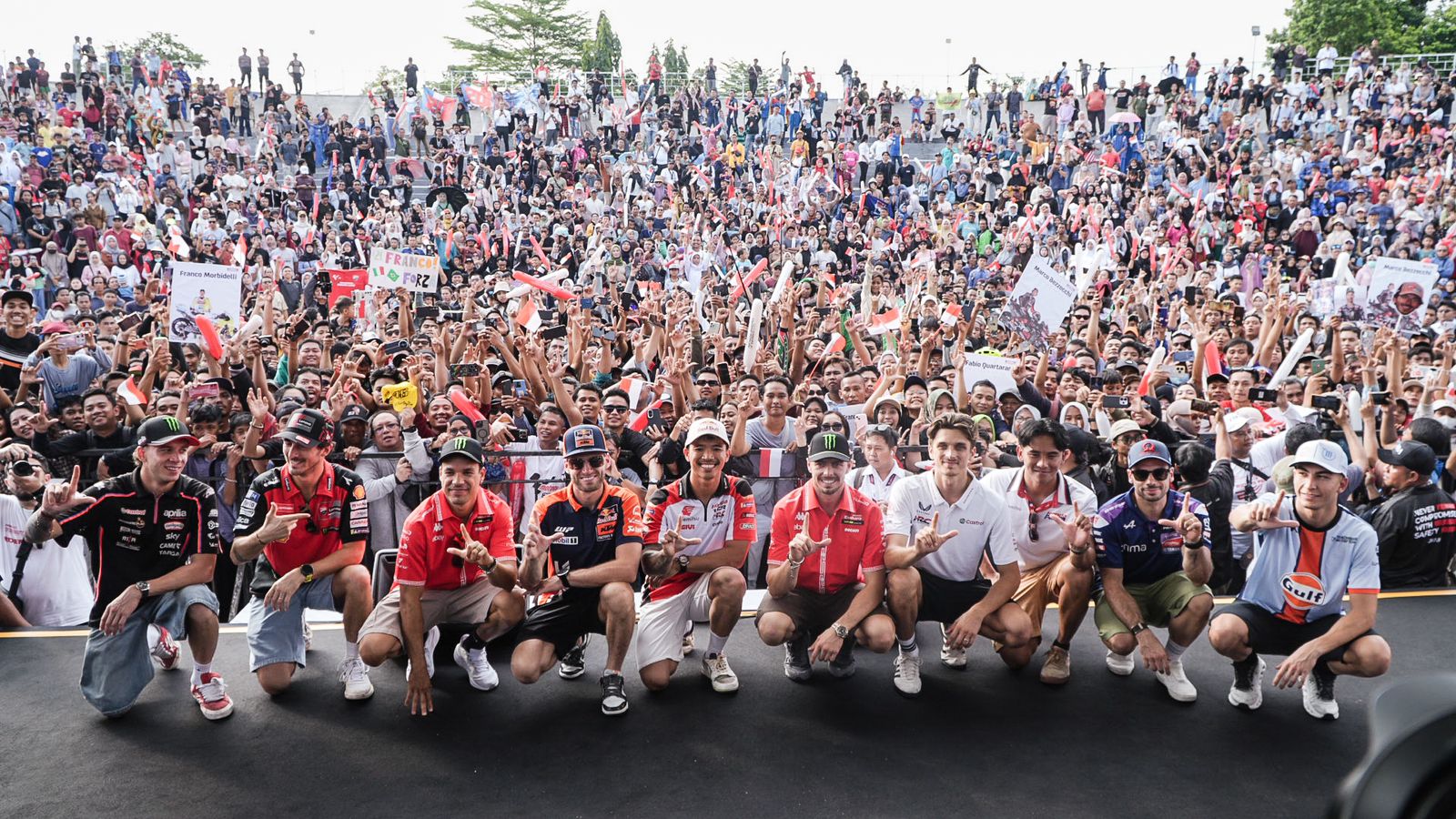 Para pembalap MotoGP berfoto bersama lautan manusia dalam Riders Parade di Teras Udayana, Mataram, Rabu (1/10).