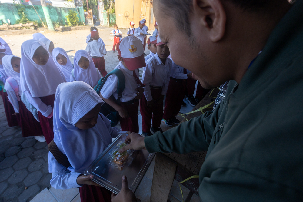 Murid SD menerima sajian MBG di salah satu sekolah di NTB, beberapa waktu lalu.