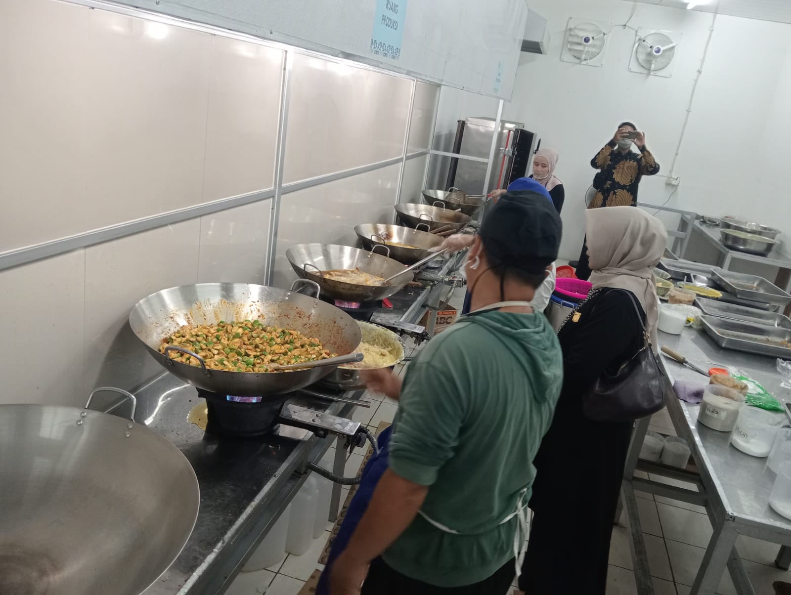 Dewan saat mengecek salah satu dapur MBG di Kota Mataram.
