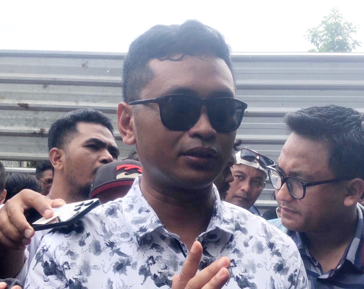 MINTA KEJELASAN: Lalu Anton Hariawan saat memberikan keterangan kepada wartawan.