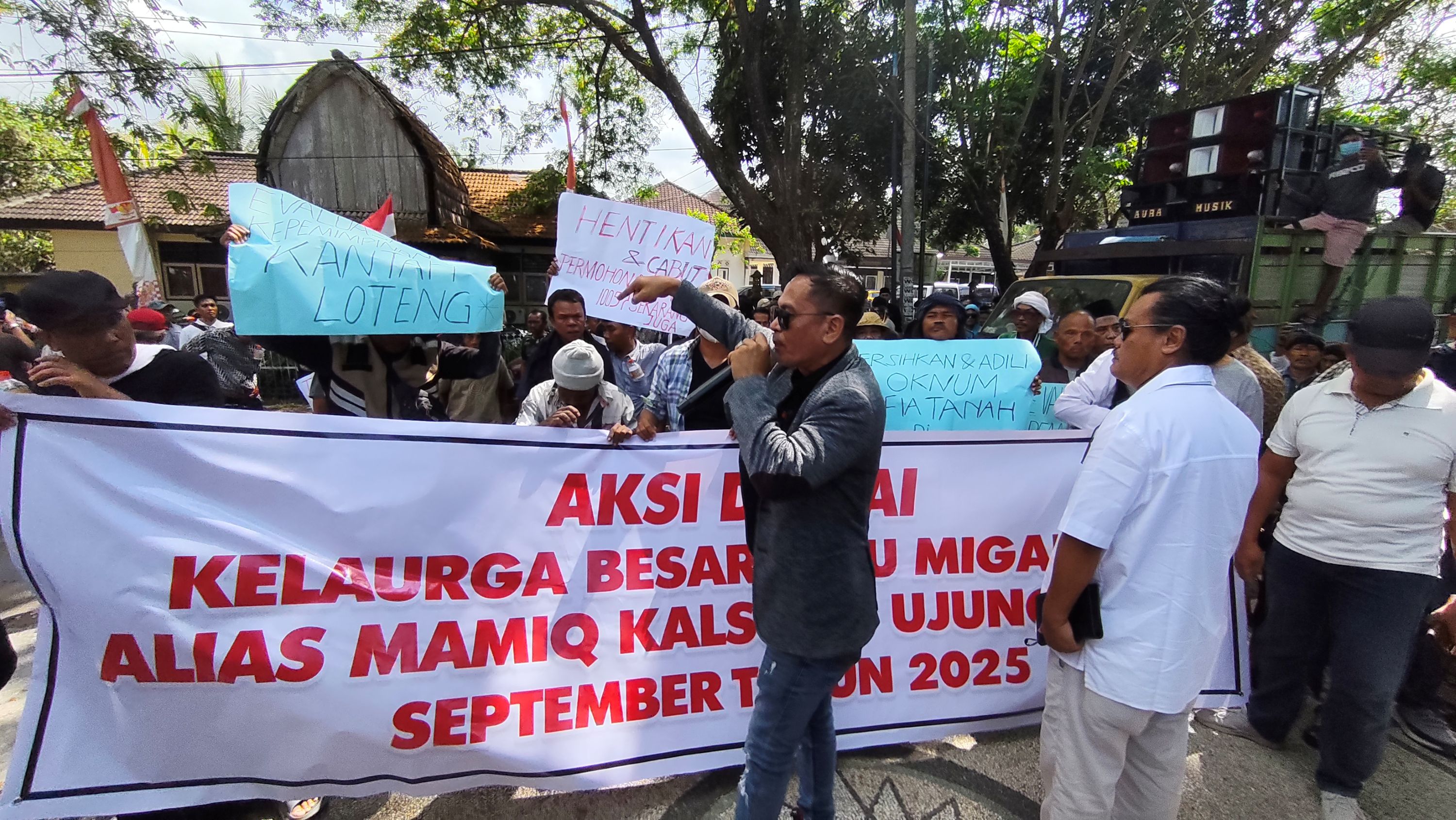 ATUR ULANG: Keluarga besar Lalu Migarsih alias Mamiq Kalsum saat melakukan aksi demonstrasi di kantor BPN Lombok Tengah, Senin (29/9).
