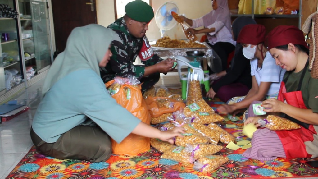 Suasana pengemasan produk emping Jagung Darelina, belum lama ini.