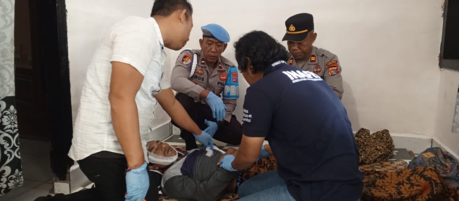 TAK BERNYAWA: Polisi melakukan pemeriksaan serta visum luar terhadap korban meninggal dunia diduga gantung diri.