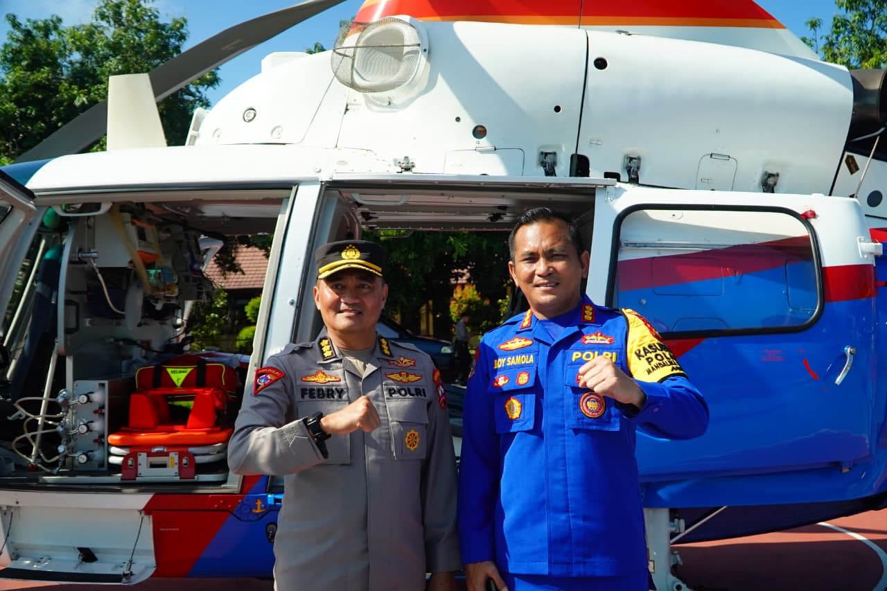 Dirpolairud Polda NTB Kombes Pol Boyke F.S. Samola (kanan) mendampingi Anjak Bidops Stama Ops Polri Kombes Pol Febriyanto Wachidinmelakukan pengecekan.