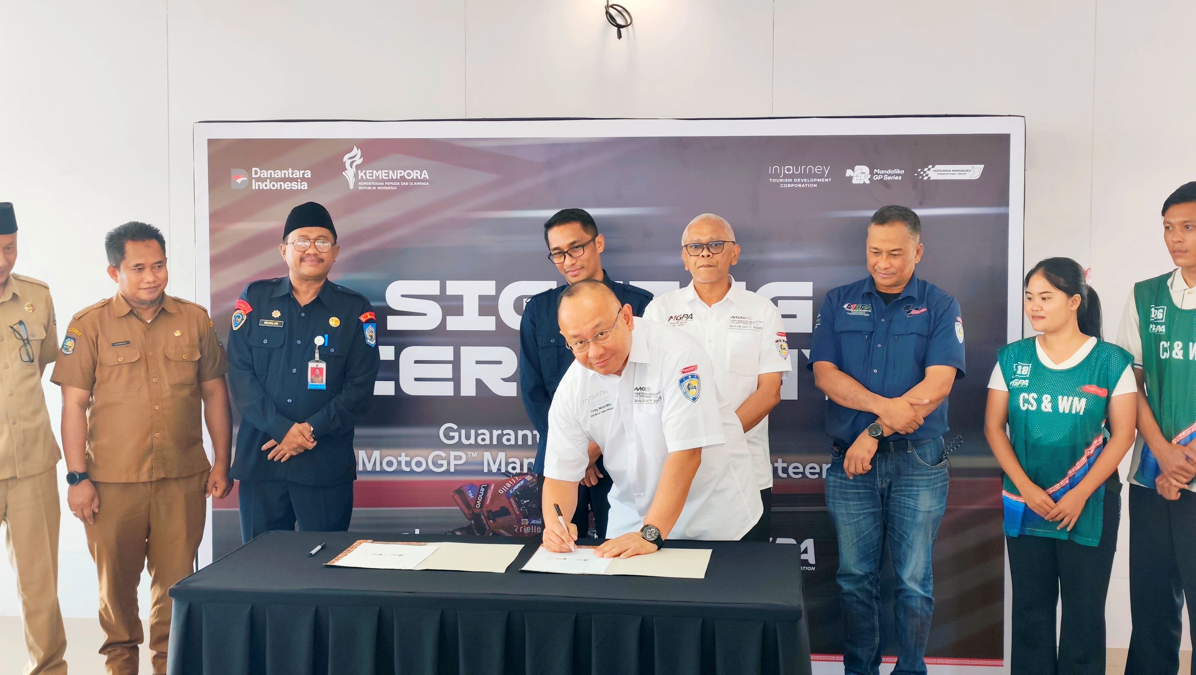 Direktur Operasi ITDC Troy Reza Warokka menandatangani perjanjian kerja sama perlindungan BPJS Ketenagakerjaan terhadap ribuan volunteer MotoGP Mandalika 2025, Selasa (29/9).