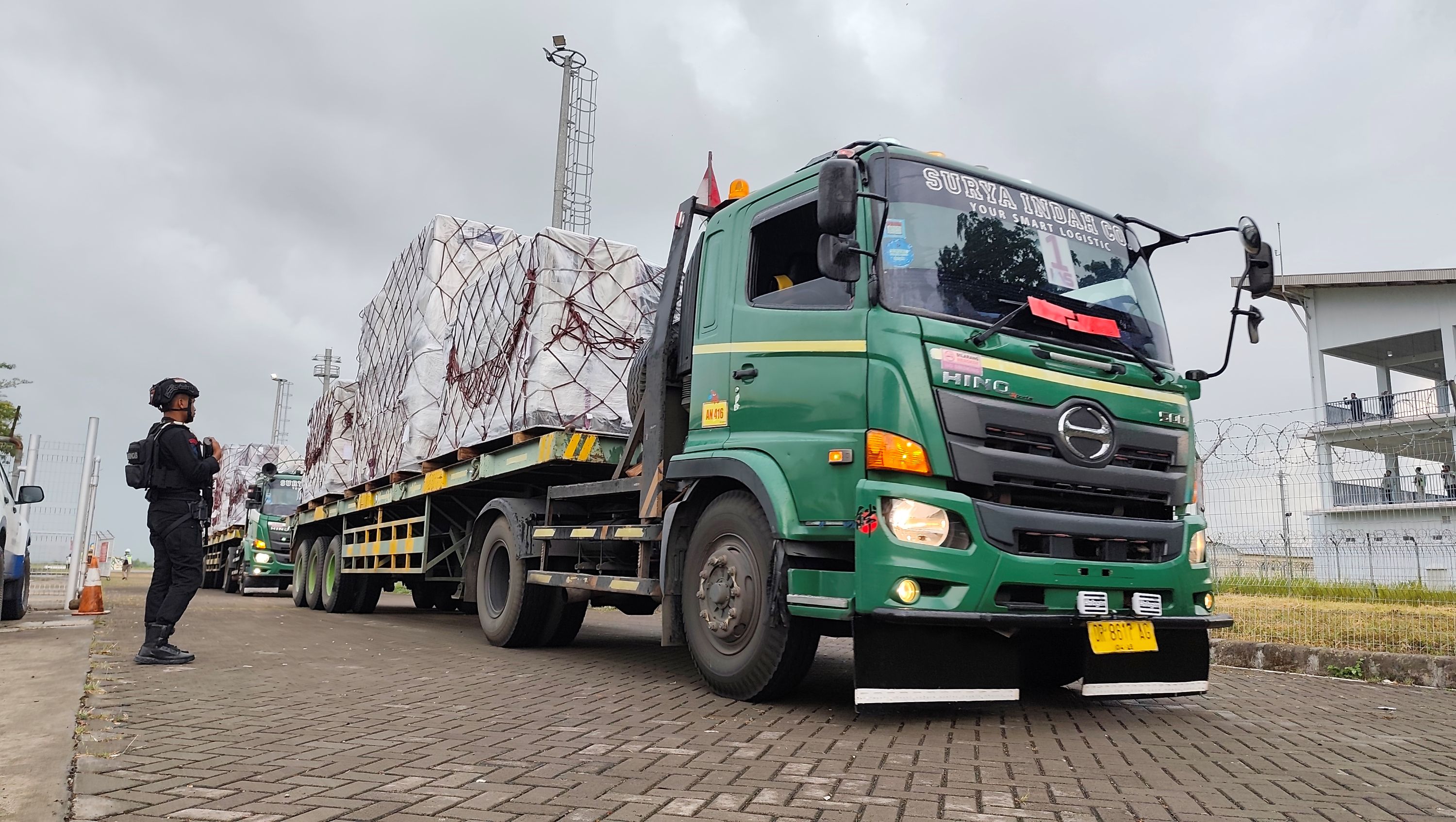Sejumlah truk kontainer yang mengangkut logistik MotoGP keluar dari kawasan Bandara Lombok menuju Sirkuit Internasional Mandalika, Selasa (30/9).