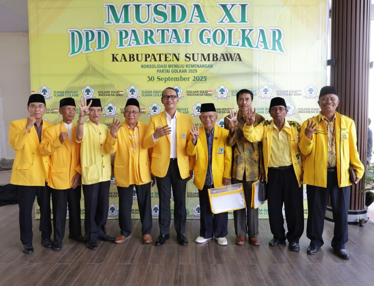 SILATURRAHMI : Ketua DPD I Golkar NTB H Mohan Roliskana berpose bersama para tokoh senior Partai Golkar Pulau Sumbawa di sela-sela Musda DPD II Kolkar Kabupaten Sumbawa kemarin (30/9).