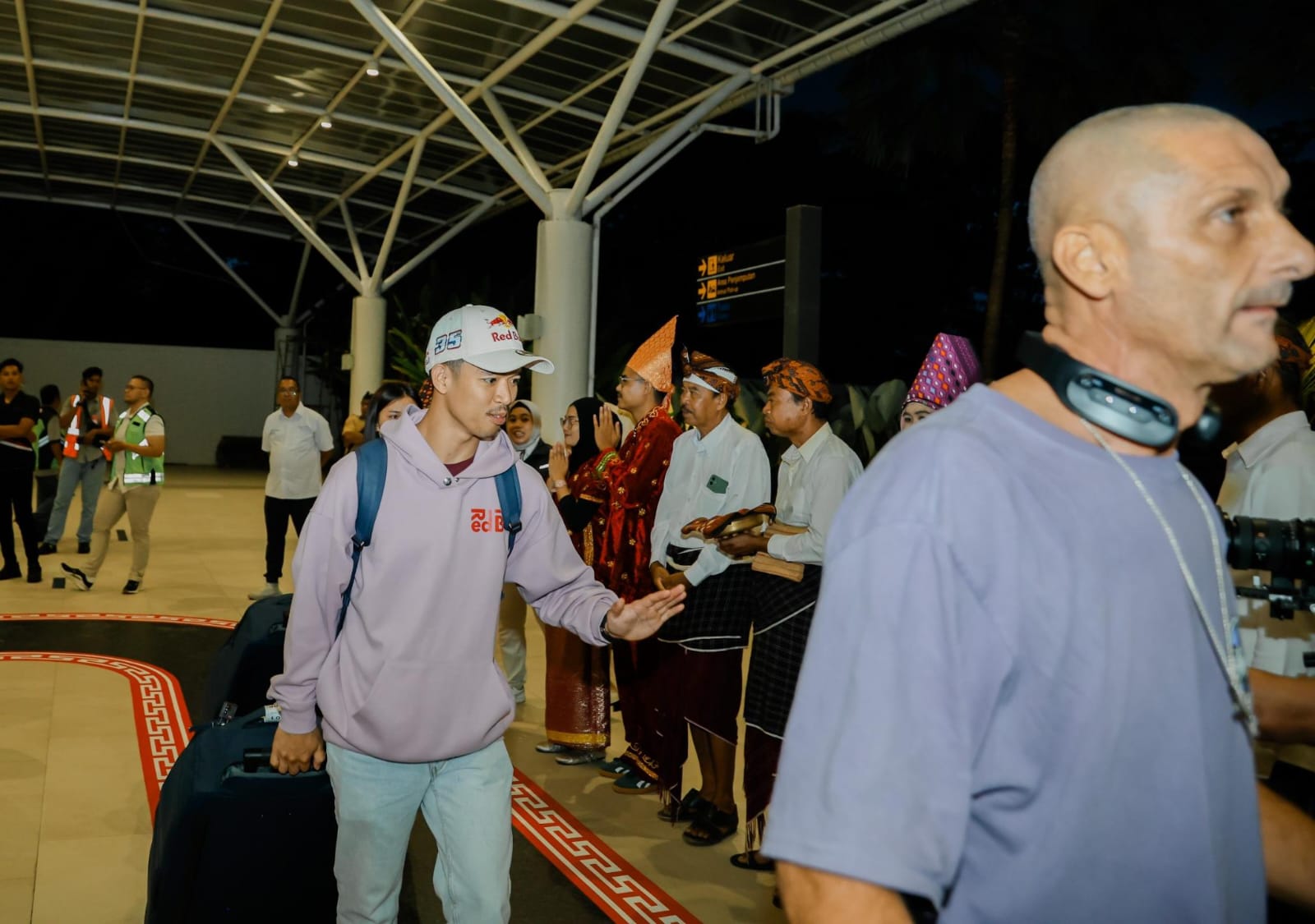Kedatangan pembalap MotoGP saat tiba di Bandara Zainuddin Abdul Madjid, Senin (29/9).