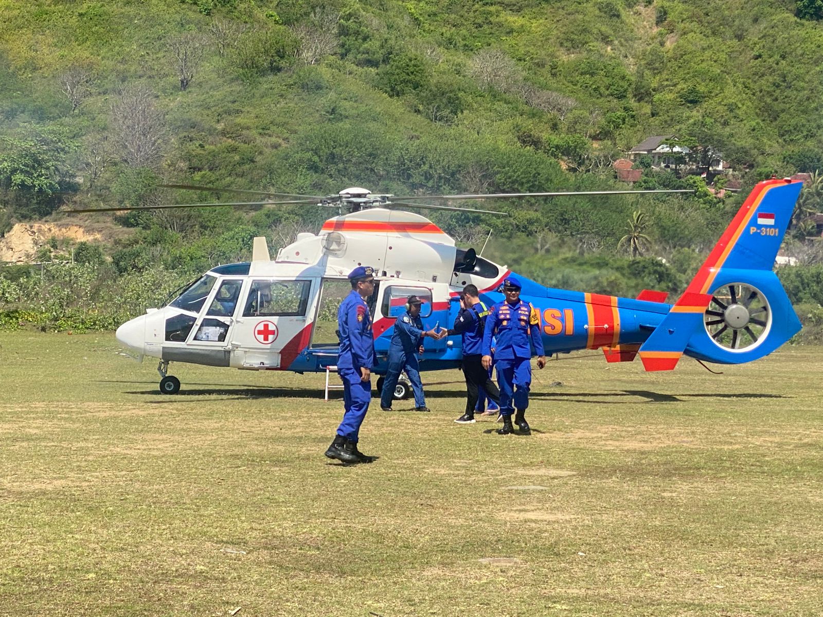 SIAP DIGUNAKAN: Ditpolairud Polda NTB melakukan patroli udara mengecek jalur helipad jelang MotoGP Mandalika.